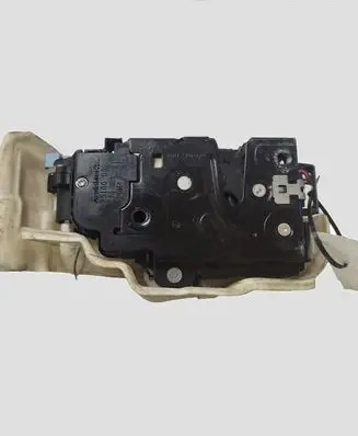 Volkswagen Golf V Front door lock 25100D6