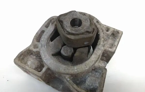 Mercedes-Benz B W245 Engine mount bracket