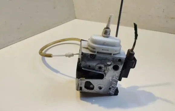 Audi A4 S4 B5 8D Front door lock 8D1837016A