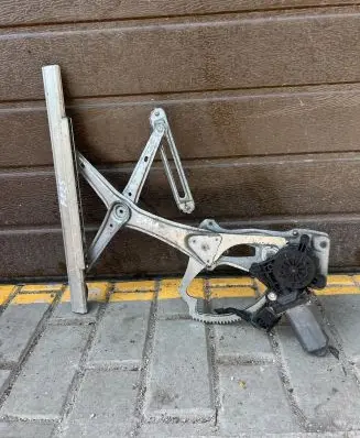 Mercedes-Benz E W210 Front door electric window regulator 0130821709 F825