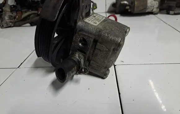 Volvo XC70 Power steering pump 8683377 7613955141