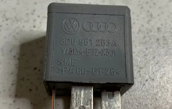 Volkswagen PASSAT B5.5 Other relay 8D0951253A 373