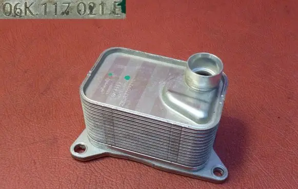Volkswagen Golf VII Engine oil radiator 06K117021E