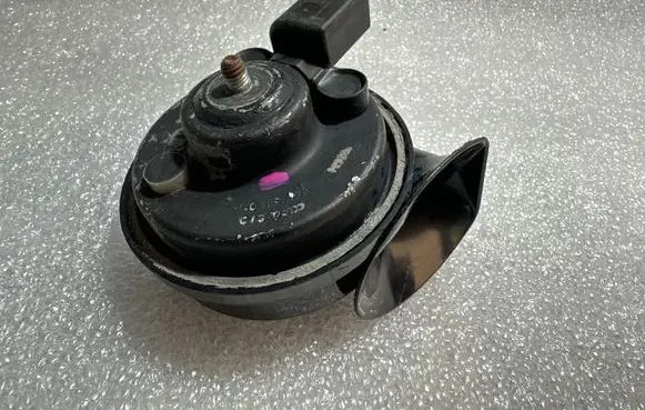 Volkswagen PASSAT B6 Horn signal E1000209 3C0951233