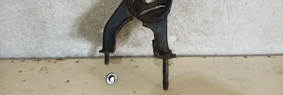 Toyota Corolla Verso AR10 Engine mount bracket