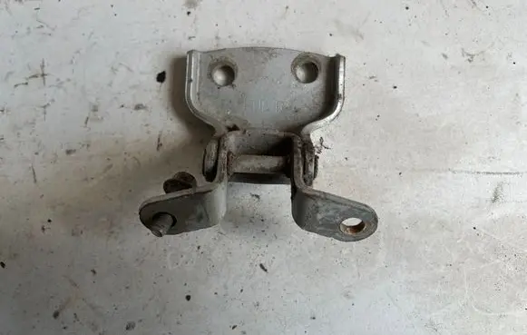 Chevrolet Aveo Front door lower hinge 