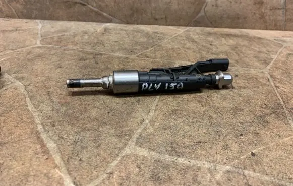 BMW 5 G30 G31 Fuel injector 7639990