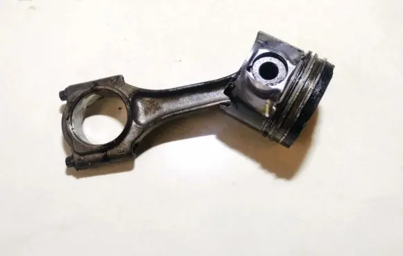 Ford Focus Piston with connecting rod
