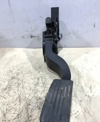 Accelerator throttle pedal