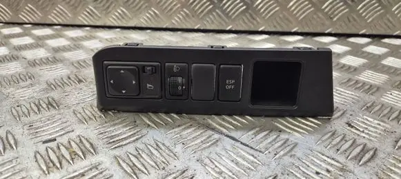 Nissan Note (E11) Wing mirror switch 684859U100