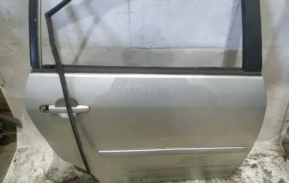 Toyota Corolla Verso AR10 Rear door PILKOS