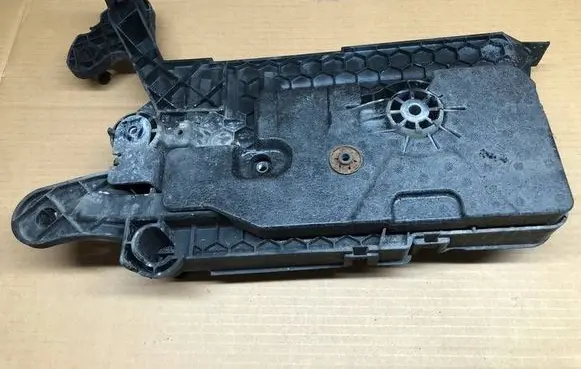 Seat Leon (5F) Battery tray 5Q0915321H 5Q0915331J