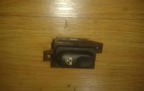 Renault Laguna I Electric window control switch 047