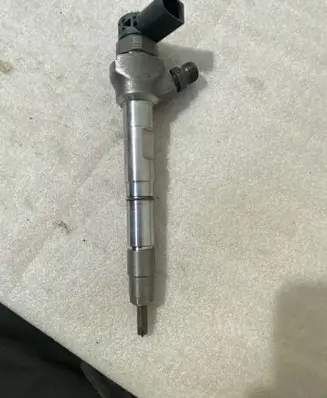 Volkswagen PASSAT B8 Fuel injector 0445110471