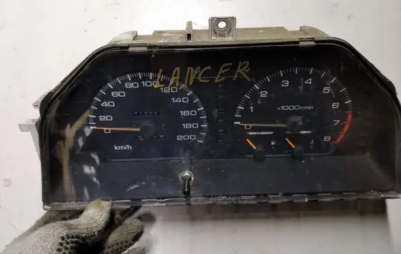Mitsubishi Lancer Speedometer (instrument cluster) MB68065 738070