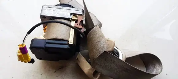Volkswagen Golf IV Front seatbelt 1J3857705J