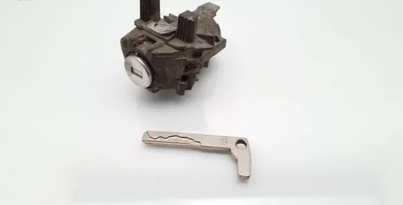 Mercedes-Benz A W176 Front door lock (next to the handle) 