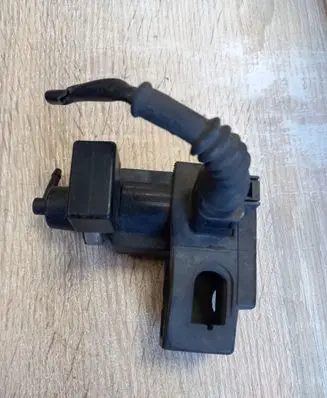 Volkswagen PASSAT B5 Vacuum valve 8E0906628
