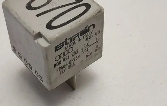 Volkswagen PASSAT B5.5 Other relay 8D0951253