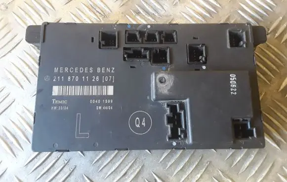 Mercedes-Benz E W211 Door control unit/module 2118701126 211870112607 00401599