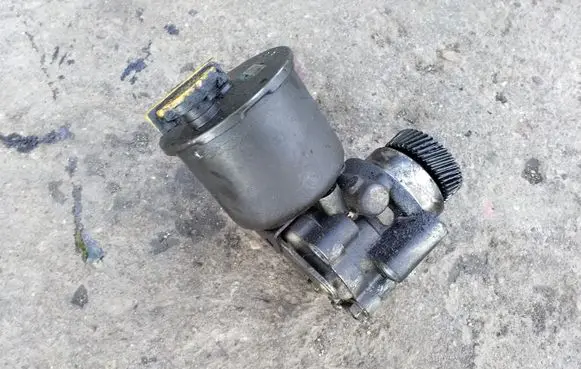 Mazda 323 Power steering pump