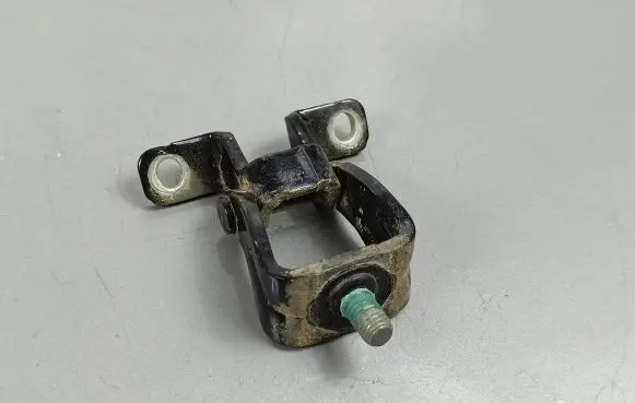 Volkswagen Tiguan Tailgate/trunk/boot hinge