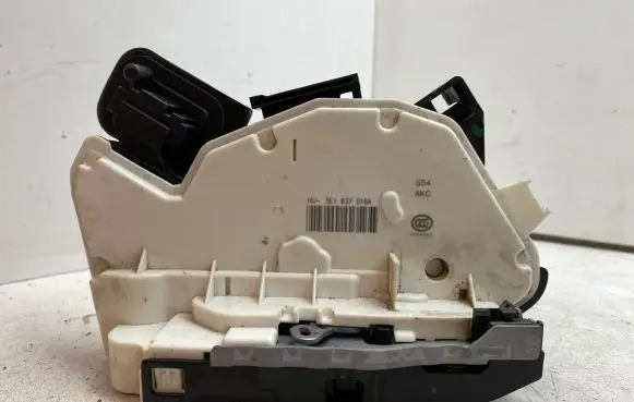 Skoda Octavia Mk3 (5E) Front door lock 5E1837016A