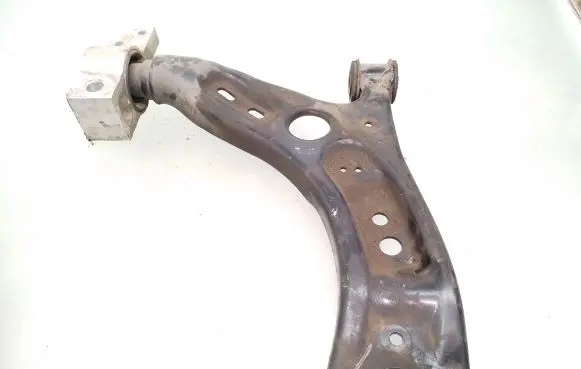 Volkswagen Tiguan Front lower control arm/wishbone 0923R