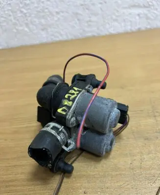 Mercedes-Benz E W210 Coolant heater control valve 0235451628 D8281