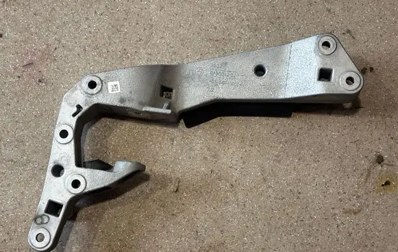 BMW M5 F90 Gearbox mounting bracket 9485312