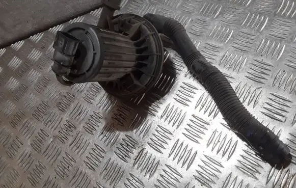 Volkswagen PASSAT B5.5 Other engine bay part 058133817H