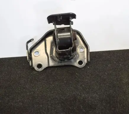 Toyota RAV 4 (XA40) Engine mount bracket