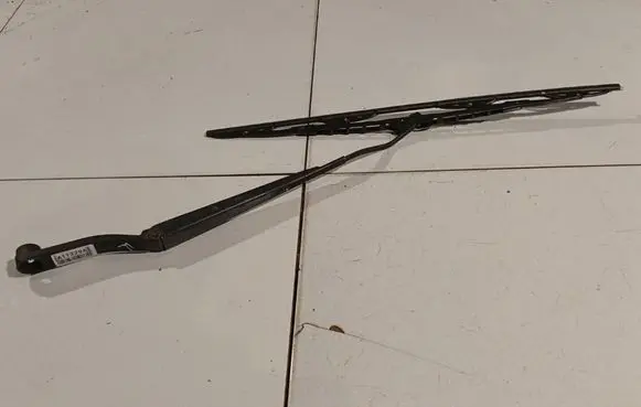 KIA Sorento Front wiper blade arm 