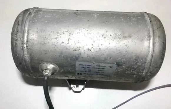 Vacuum air tank