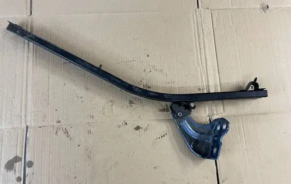 Dacia Dokker Sliding door bottom rail 
