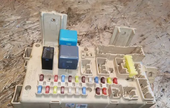 Toyota Avensis T250 Fuse module 8264105020A 06072614232301
