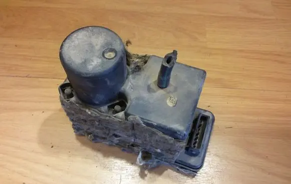 Audi 80 90 S2 B4 Central locking vacuum pump 443862257D