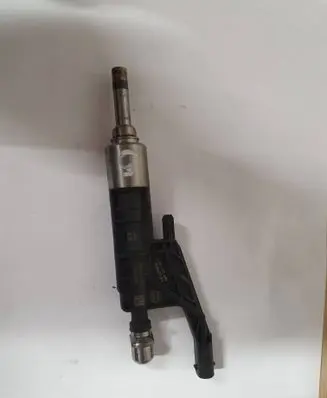 BMW 5 G30 G31 Fuel injector 7639990