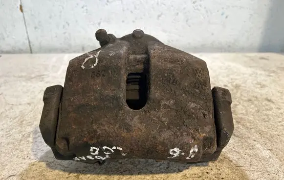 Volkswagen PASSAT B6 Front brake caliper