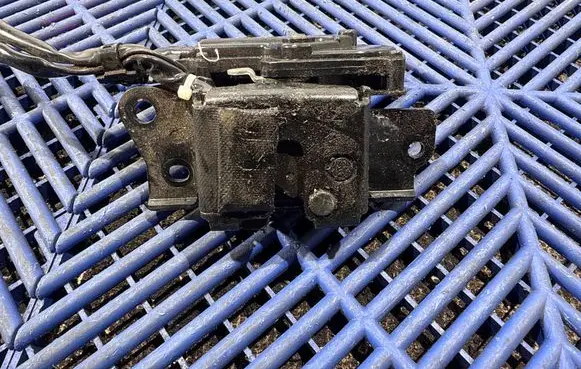 Loading door lock