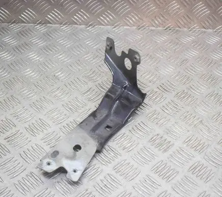 Maserati Quattroporte Fender mounting bracket D768
