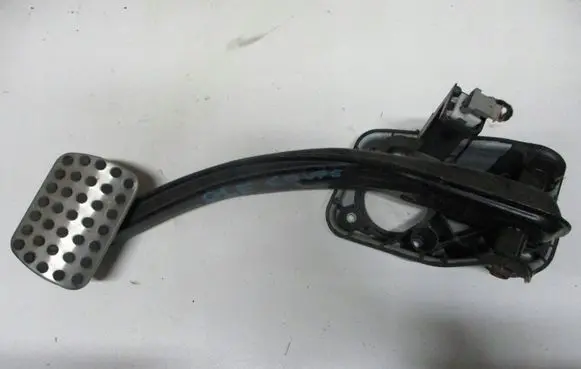 BMW 2 Active Tourer U06 Accelerator throttle pedal A1662940001