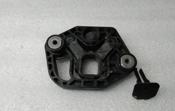 Volvo XC90 Radiator mount bracket 31439575