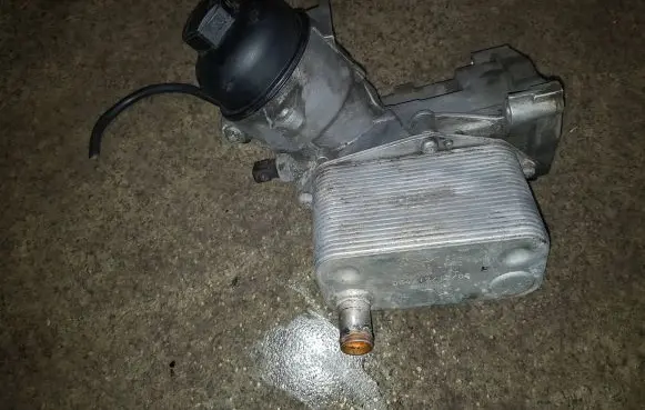 BMW 5 E39 Engine oil radiator 2247204 8792145