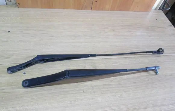 Skoda Octavia Mk2 (1Z) Front wiper blade arm 1Z1955410 1Z1955409