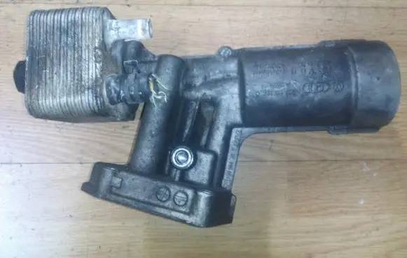Volkswagen PASSAT B5 Engine oil radiator 038115389c