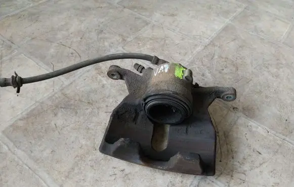 Volkswagen PASSAT B8 Front brake caliper 6798D