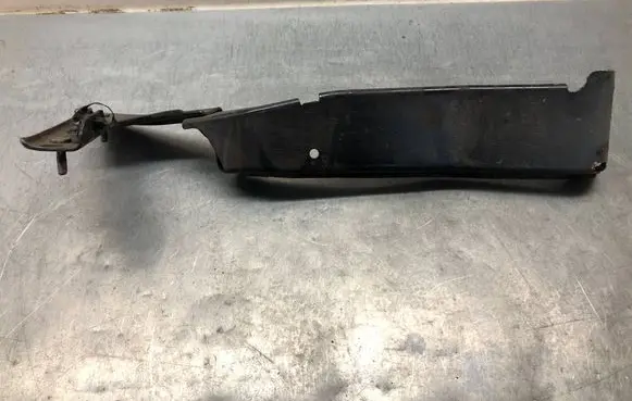 Audi A5 Sportback 8TA Fender mounting bracket 8T0821136A
