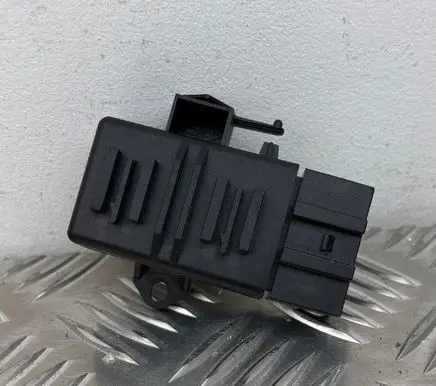 Volkswagen Touareg II Seat heating relay 3AA959772