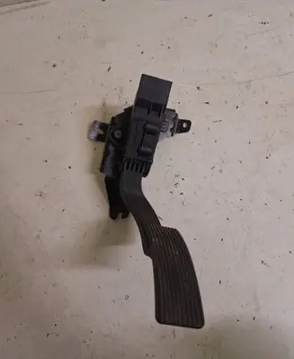 Accelerator throttle pedal